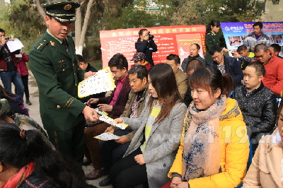 圖為阿克蘇消防進社區(qū)宣傳消防常識
